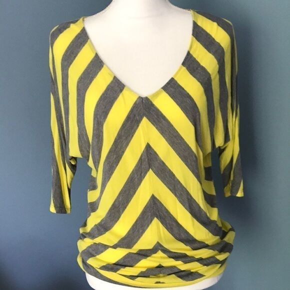 Hot! Gray and Yellow N Y & C Top!! - Picture 4 of 6